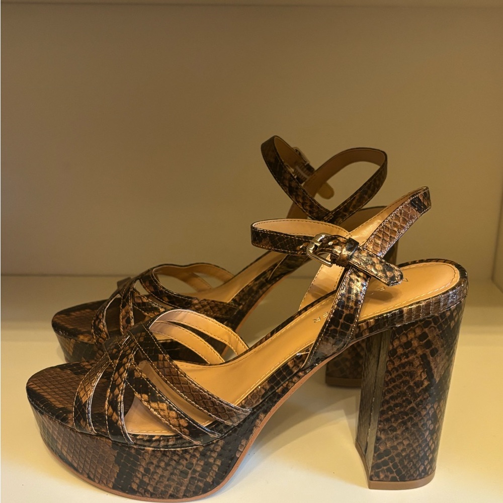 Marc Fisher Platform shoe